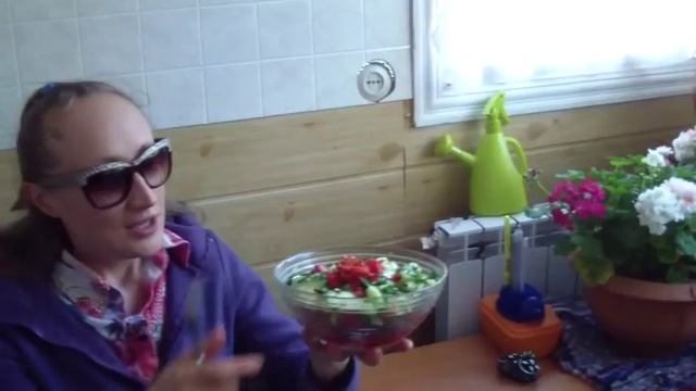 РЕЦЕПТЫ СЫРОЕДЕНИЯ: СЛОЕНЫЙ ОВОЩНОЙ САЛАТ С АВОКАДО смотреть онлайн