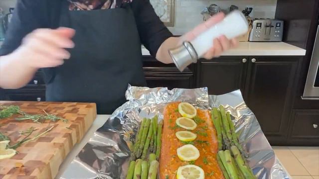 Baked Salmon and Asparagus in Foil | Healthy and tasty baked salmon with lemon, butter & asparagus смотреть онлайн