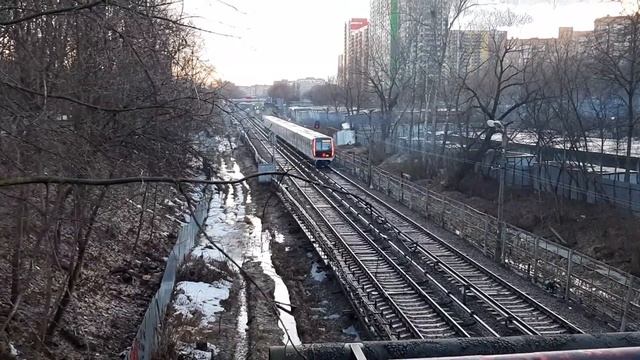 Поезда метро. Мост между станциями Филевский парк и Пионерская. Москва смотреть онлайн