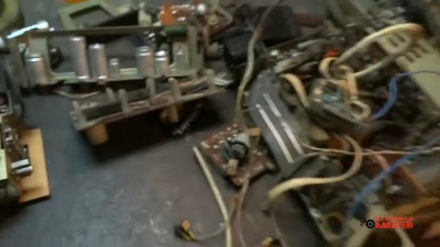 РАЗБОР СОВЕТСКОГО ТЕЛЕВИЗОРА ГОРИЗОНТ СМОТРИМ ЧТО ВНУТРИ)) смотреть онлайн