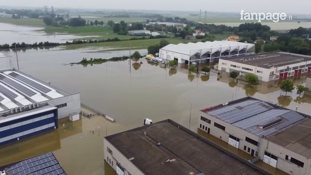 Ravenna, zona industriale, le drammatiche immagini dal drone dell'alluvione in Emilia Romagna смотреть онлайн