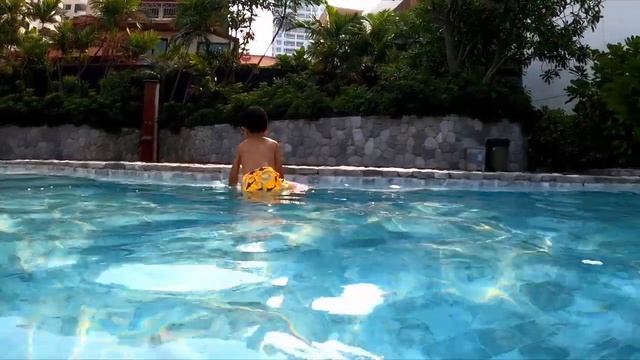 น้องเปปเป้ สนุกกับสระว่ายน้ำ โรงแรม Veranda Pattaya смотреть онлайн