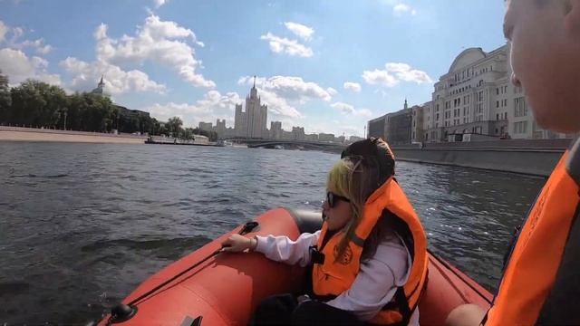 На лодке мимо Кремля. смотреть онлайн