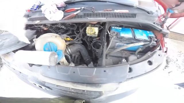 Замена топливного фильтра Volkswagen Transporter T5 2.5 TDI смотреть онлайн