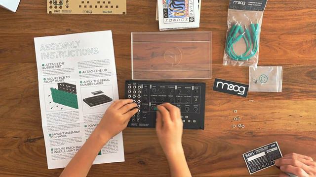Moog Mavis unboxing & assembly time lapse смотреть онлайн
