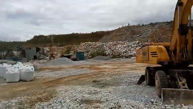 Урал Ресурс. Гидромолот разбивает негабаритную породу мрамора смотреть онлайн