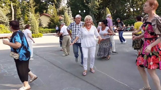 НЕ РАЗРЕШИЛА МНЕ МАМА ТВОЯ НА ТЕБЕ ЖЕНИТЬСЯ!???/ВЕСЁЛЫЕ ТАНЦЫ В ПАРКЕ ГОРЬКОГО ХАРЬКОВ ИЮЛЬ 2021 смотреть онлайн