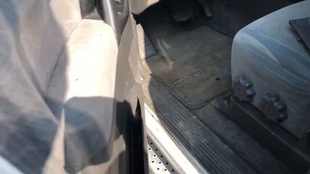 The fuse box location on a 2001 Mitsubishi Montero. смотреть онлайн