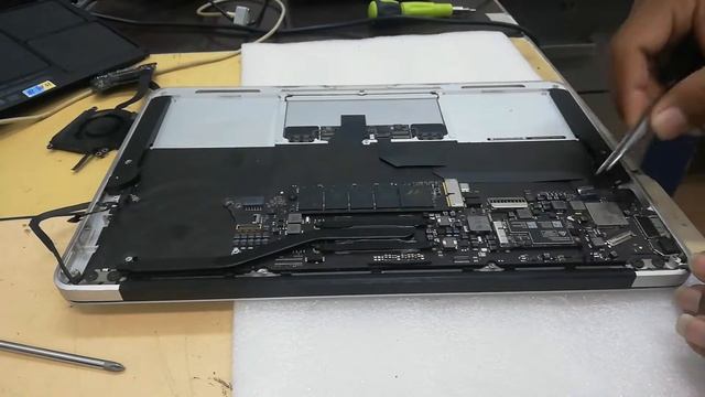 How to Fixes-MacBook A1465 No Power смотреть онлайн
