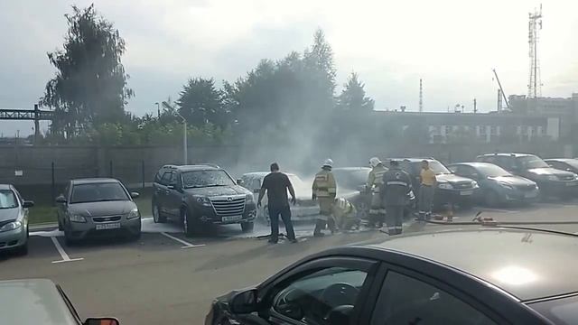 РЯЗАНЬ ПОЖАР Горит Машина На Стоянке Возле Нефтезавода смотреть онлайн