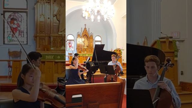 Beethoven Piano Trio in C minor, Op. 1, No. 3, I. Allegro con brio смотреть онлайн