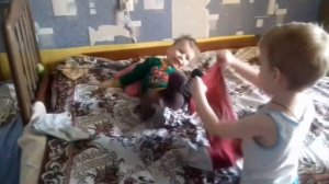 Как дети сами одеваются в садик.