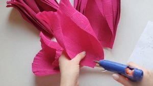 Большой цветок из гофрированной бумаги часть 1