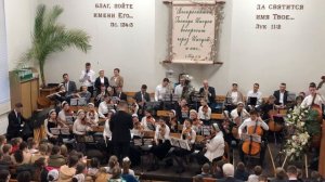 Венчает свой приход весна