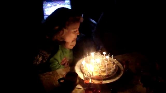 Именинный пирог с незадуваемыми свечами смотреть онлайн