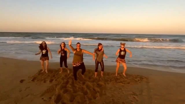 Зумба на пляже. Вот это позитив и заряд на весь день! Супер!!! смотреть онлайн