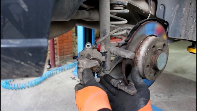 Замена задних тормозных колодок на Volkswagen POLO 1,6 Фольксваген Поло 2017 года