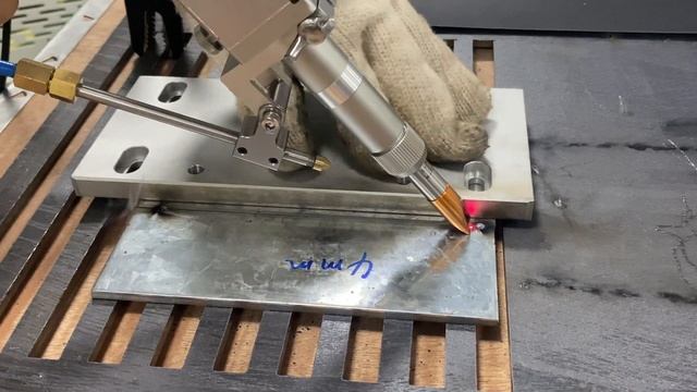 Ручной лазерный сварочный аппарат мощностью 1500 Вт сваривает оцинкованный лист толщиной 4 мм смотреть онлайн