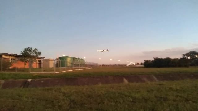 Avião está pousando em aeroporto de Guarulhos. Самолёт приземляется в аэропорт Гуарульоса. смотреть онлайн