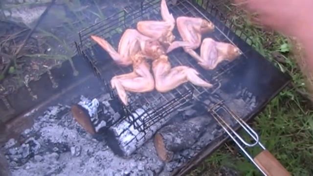 Как готовить куриные крылышки на гриле. | How to cook chicken wings on the grill. смотреть онлайн