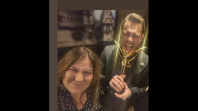 ¡En la ceremonia de premiación, el regalo de Kerem Hande llamó la atención con Buronş! смотреть онлайн