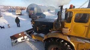 Трактор Кировец. Чистим снег. Вытаскиваем машины с кювета.