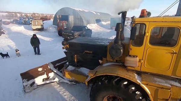Трактор Кировец. Чистим снег. Вытаскиваем машины с кювета.