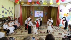 ТАНЕЦ ВЫПУСКНИКОВ С МАЛЫШАМИ