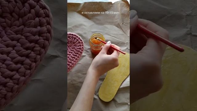 Как приклеить микропористую резину к вязаным тапочкам? Подошва для тапочек из трикотажной пряжи смотреть онлайн