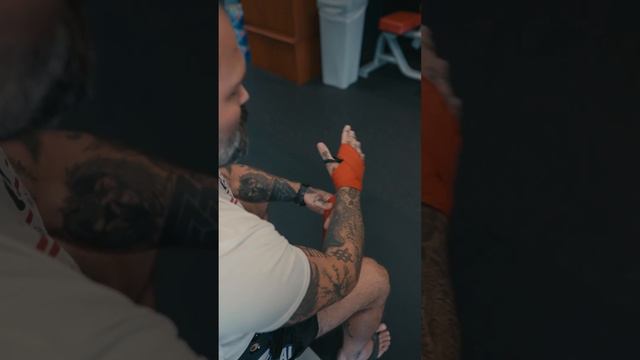 @ufcgymrocklin6102 UFC James Irvin - How to wrap your hands with open palm смотреть онлайн