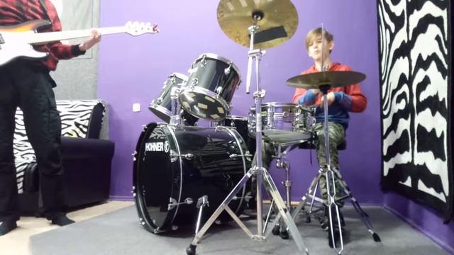 Артемий. Занятие №5 за барабанной установкой. Artemy. Lesson number 5 for the drum set. смотреть онлайн