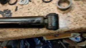 Замена сайлентблоков и втулок задних амортизаторов Рено Логан.