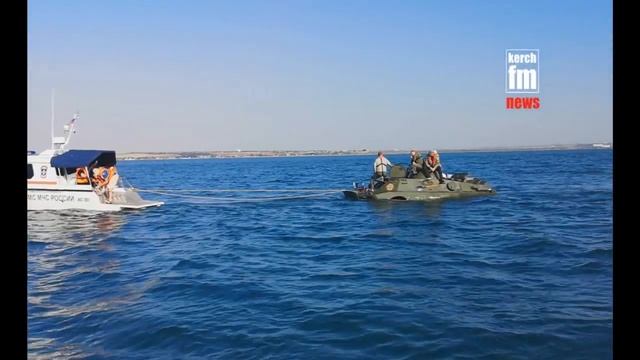 Посреди Керченского пролива заглохла БРДМ смотреть онлайн