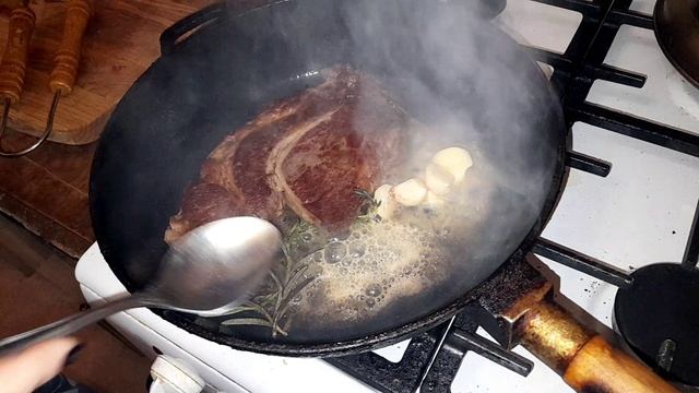 Как пожарить стейк на сковороде. смотреть онлайн