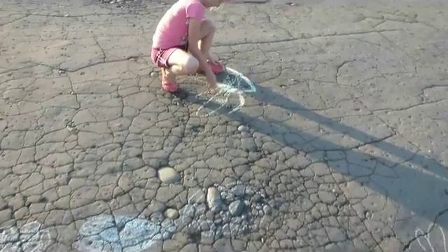 Рисунки на асфальте здорово и весело смотреть онлайн