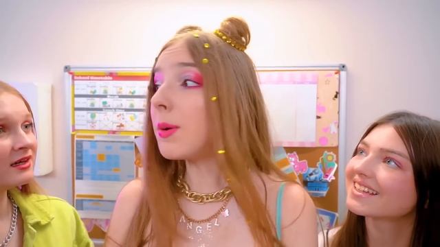 Гига Богатые Девушки Стали Бездомными || Бедная VS Богатая Школа смотреть онлайн