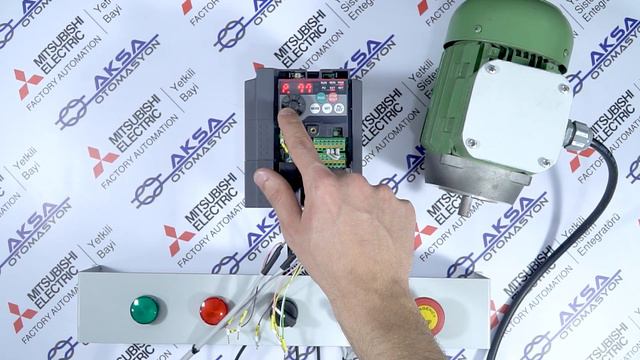 MITSUBISHI ELECTRIC D700 AC MOTOR SÜRÜCÜ DAHİLİ START VE HARİCİ POTANSİYOMETRE İLE HIZ AYARI смотреть онлайн