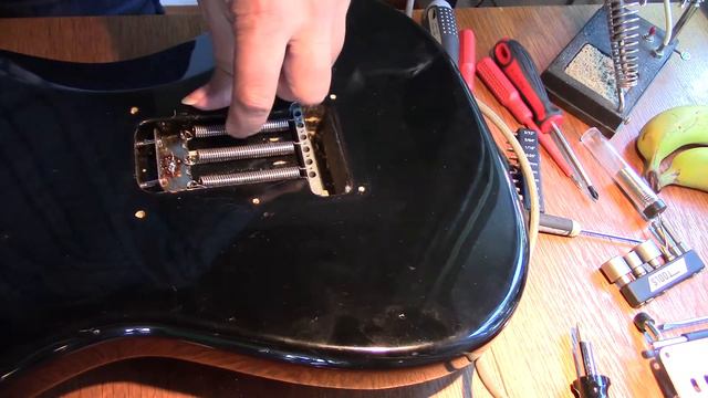 Restoring a Fender Stratocaster VI смотреть онлайн