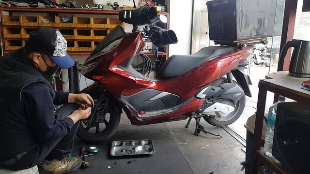 Motorcycle Windscreen and Left Cowl Replacement (Honda PCX 125 Model 2019) смотреть онлайн