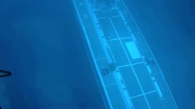 Submarine goes under diver смотреть онлайн