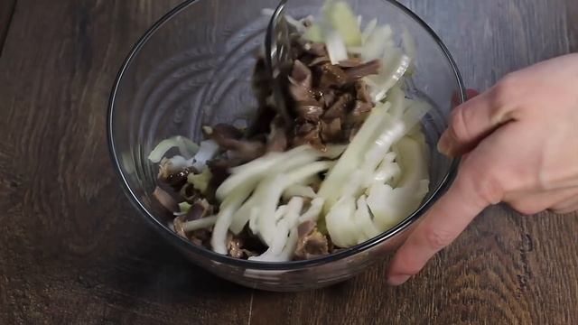 Никто так и не понял из чего это блюдо! А смели его со стола просто мгновенно смотреть онлайн