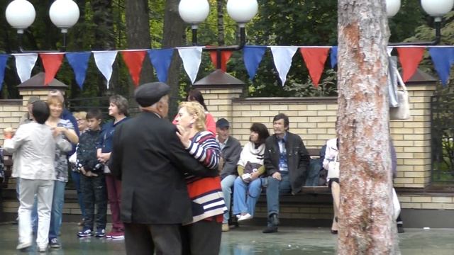 ЙОШКАР-ОЛА. ТАНЦЫ В ПАРКЕ. смотреть онлайн