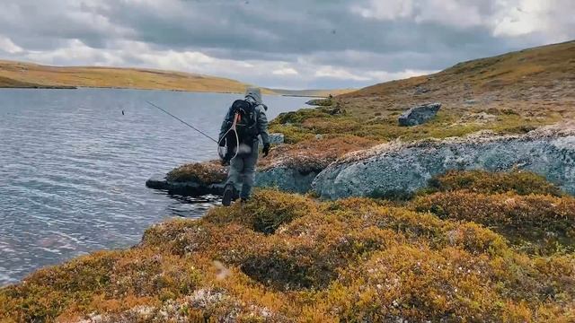 ТАКОЕ СЛОЖНО ЗАБЫТЬ. ЗА АРКТИЧЕСКИМ ГОЛЬЦОМ И КУМЖЕЙ. РЫБАЛКА В ТУНДРЕ | РЫБАЛКА НА КОЛЬСКОМ смотреть онлайн