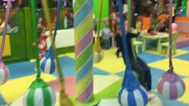 ?VLOG Алиса в Парке Развлечений МАДАГАСКАР!Игровая Детская Площадка Amusement Park Kids Playroom смотреть онлайн