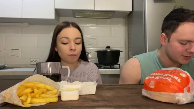 ?КУПИЛИ САШЕ IPHONE XR/ЗАКАЗАЛИ БУРГЕР КИНГ/МУКБАНГ #мукбанг #mukbang #отношения #еда #семья #юмор смотреть онлайн