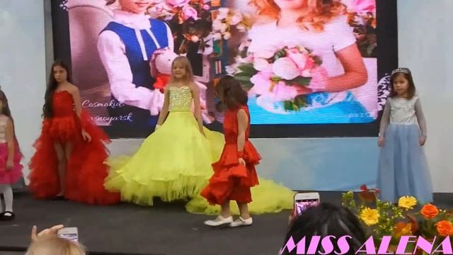 Алена пробует себя в качестве модели:) Показ красивых платьев Видео для девочек смотреть онлайн