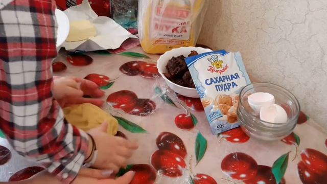 Готовим с ребенком сладкий пирог из песочного теста в четыре руки! Ева помогает! смотреть онлайн