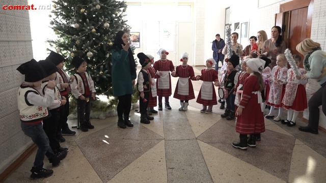 Воспитанники детсада №5 м.Комрат поздравили сотрудников примэрии с Рождеством и Старым Новым годом смотреть онлайн
