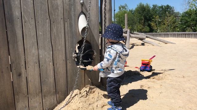 Малыш Саша и много белого песка смотреть онлайн