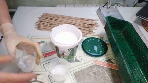 Красим морилкой и обрабатываем бумажные трубочки